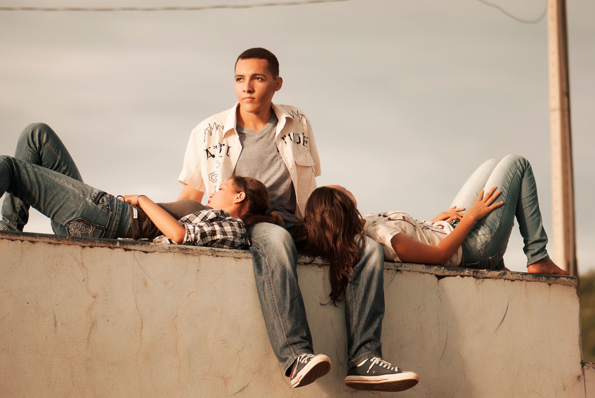 Grupo de adolescentes reunidos em um momento de convivência